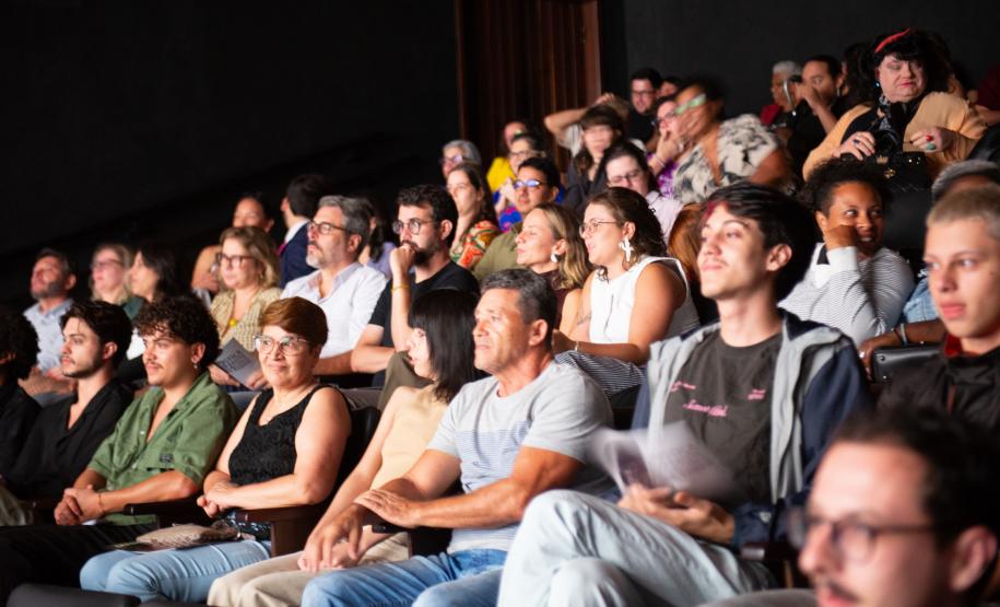 Público acompanha a apresentação do documentário.