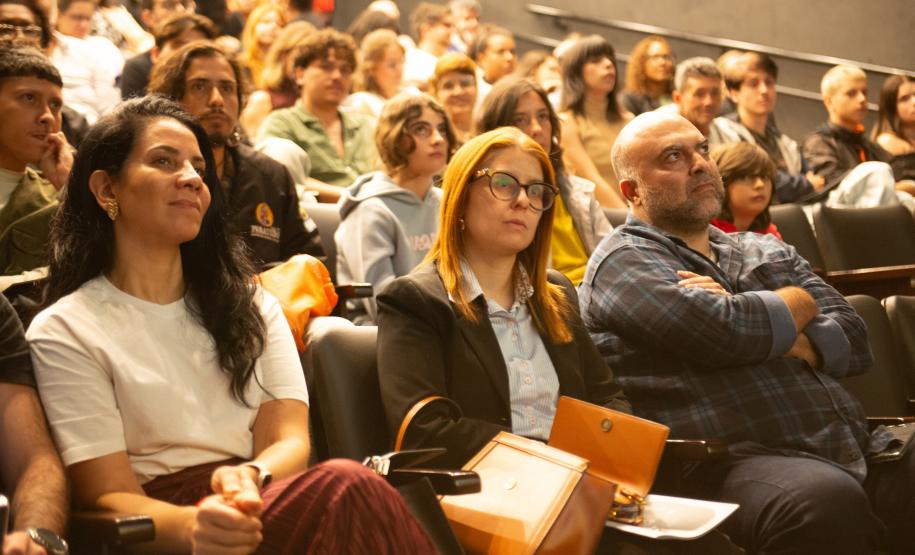 Público acompanha o lançamento do documentário.