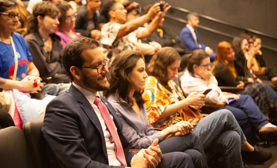 Público acompanha o lançamento do documentário.