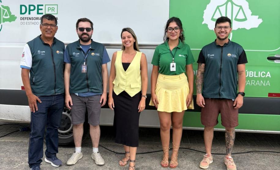 Defensores e Servidores posam em frente à Van de Direitos durante a Operação Verão Maior em Matinhos.