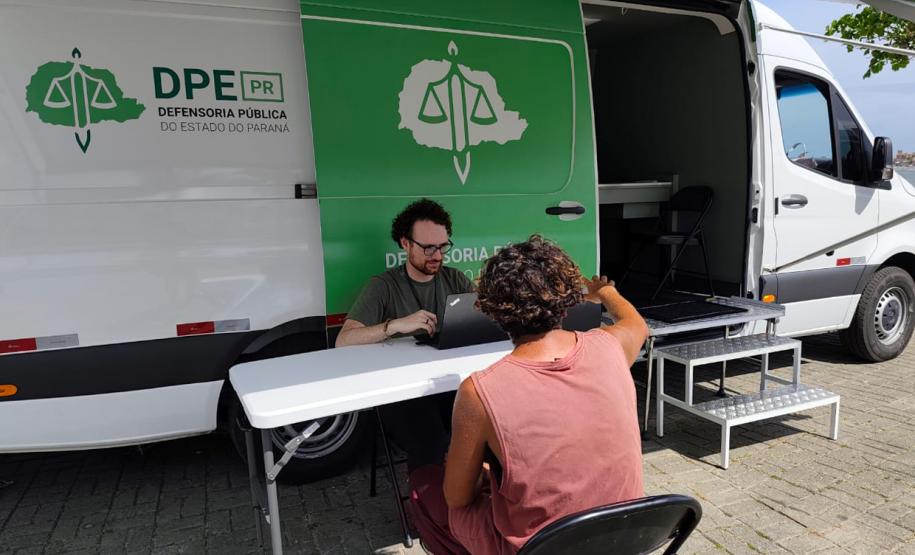 Defensor Público realiza atendimento à um veranista na Van de Direitos.