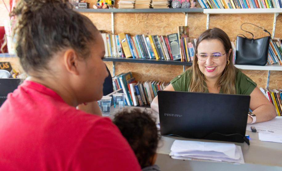 Imagem mostra Defensora Pública realizando atendimento de uma mulher na comunidade 29 de Março em Curitiba durante mutirão.