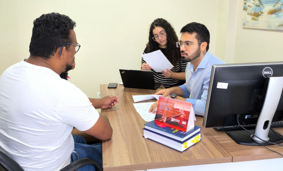 Imagem mostra Defensor Público realizando atendimento a um assistido.