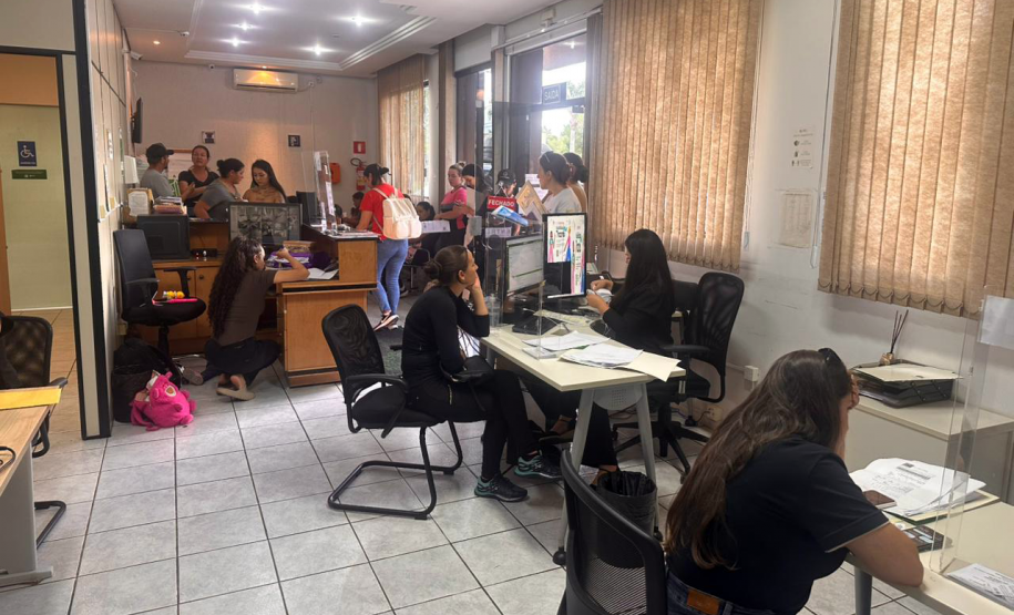 Imagem mostra várias mesas de atendimento com assistidos recebendo orientações dos servidores da Defensoria Pública do Paraná.