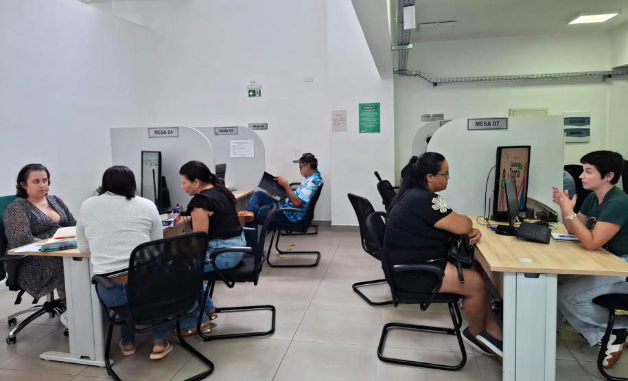 Imagem mostra várias desas de atendimento no Mutirão e usuários da DPE-PR recebendo orientações.