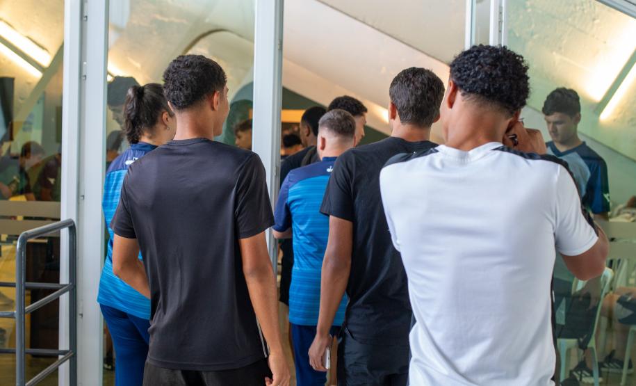 Atletas de base do Coritiba chegam para palestra do NUDEM sobre violência contra a mulher.