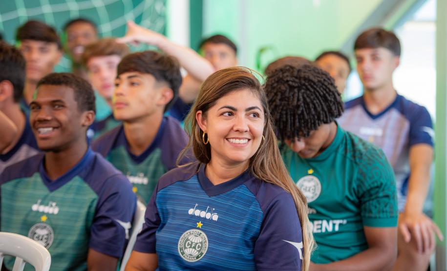 Atletas de base do Coritiba assistem à palestra.