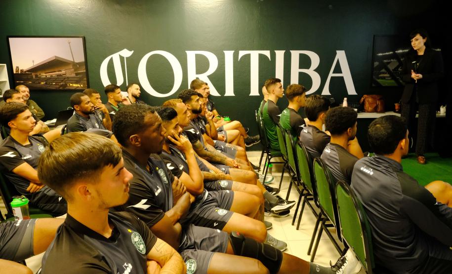 Atletas do Coritiba assistem palestra realizada pela equipe do NUDEM da DPE-PR.