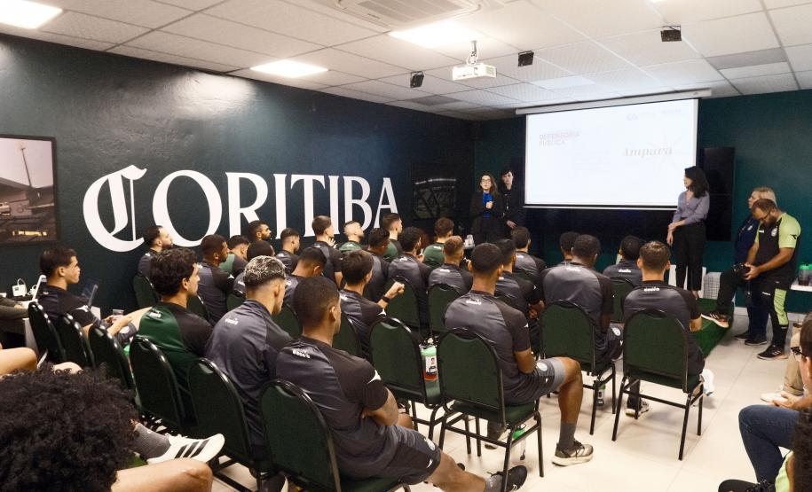Atletas do Coritiba assistem palestra realizada pela equipe do NUDEM da DPE-PR.