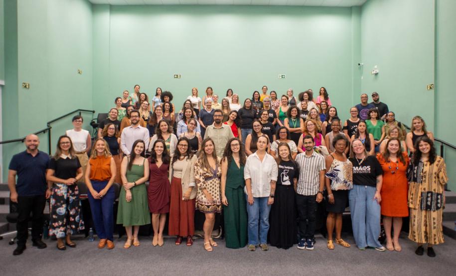 Autoridades e participantes posam para foto durante o encontro.