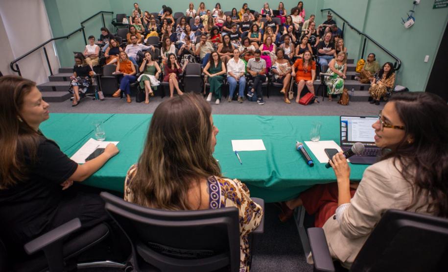 Mesa debate políticas públicas para mães e gestantes em situação de Rua.