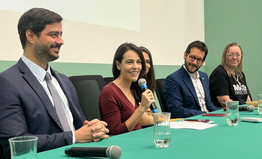 A coordenadora do NUDEM Mariana Nunes fala na abertura do evento.