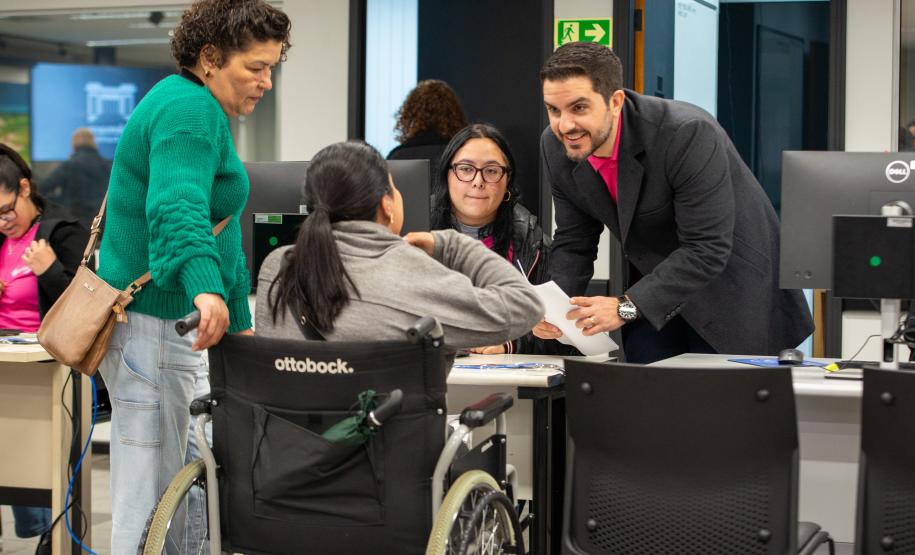 Defensor público atende mulher cadeirante durante mutirão realizado na CMC.