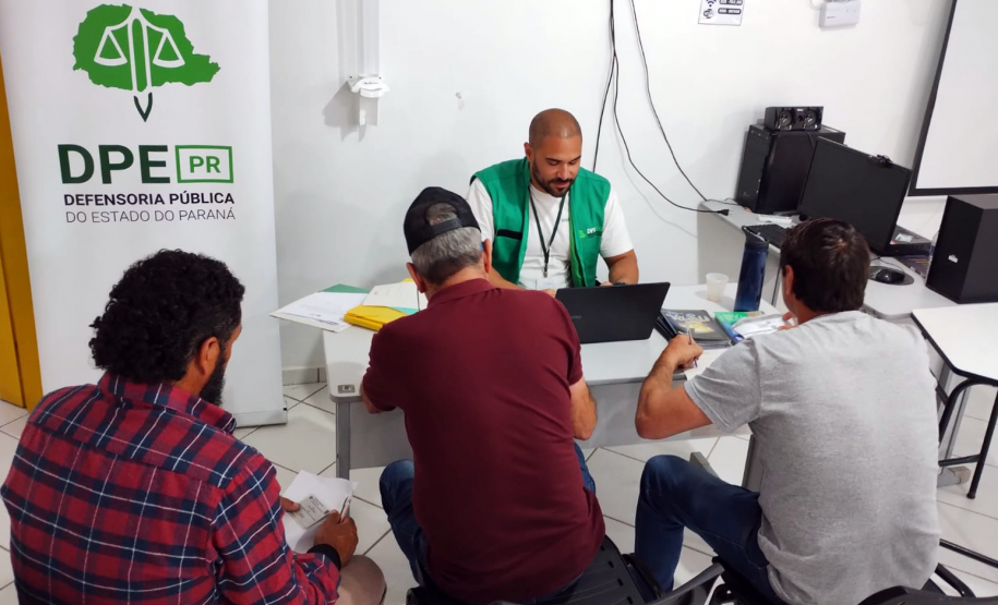 Imagem mostra assistidos recebendo atendimento de servidor da Defensoria Pública do Paraná em Mutirão em Cerro Azul.
