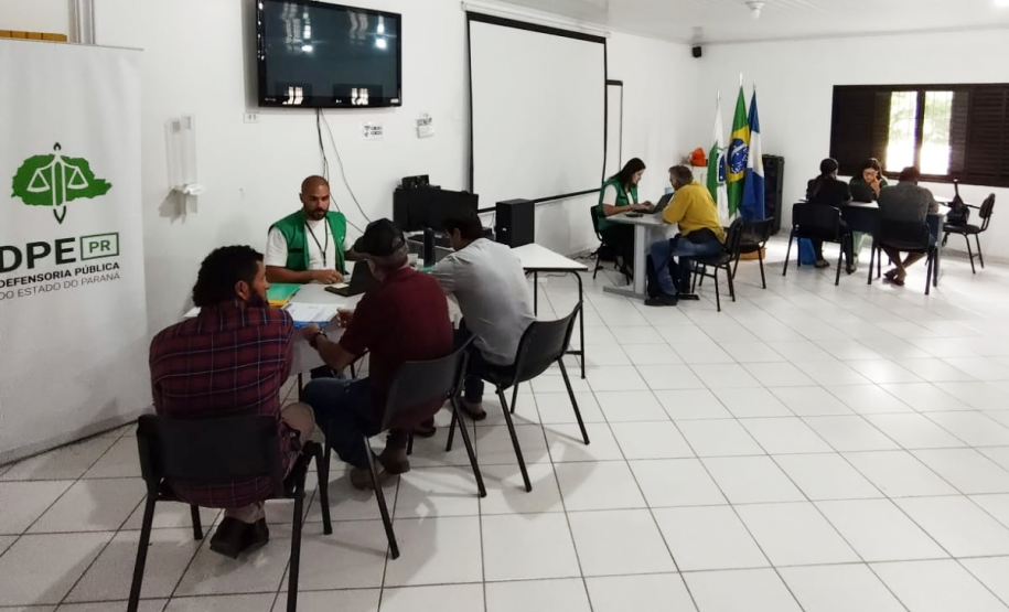 Imagem mostra sala de atendimento da Defensoria Pública em Mutirão em Cerro Azul.