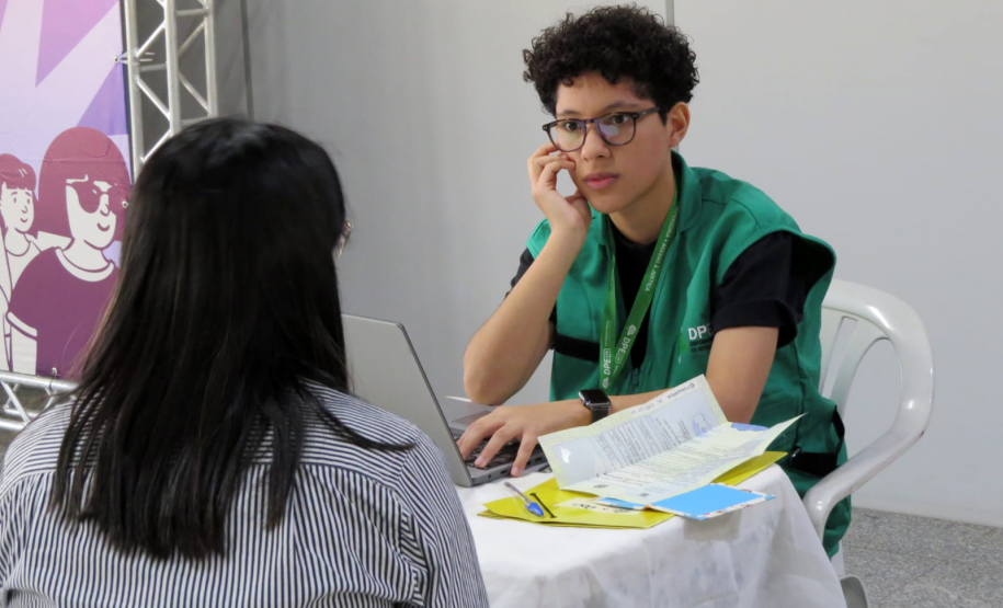 Servidora da DPE-PR realiza atendimento de uma mulher durante Mutirão em Maringá.