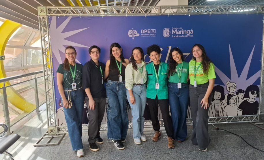 Imagem mostra equipe da DPE-PR ao fim do Mutirão.