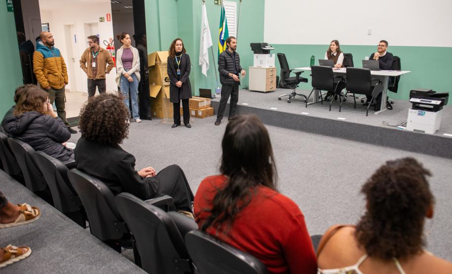 Imagem geral mostra assistidos aguardando o início dos trabalhos do Mutirão Meu Nome Meu Direito no auditório da DPE-PR na sede Batel.