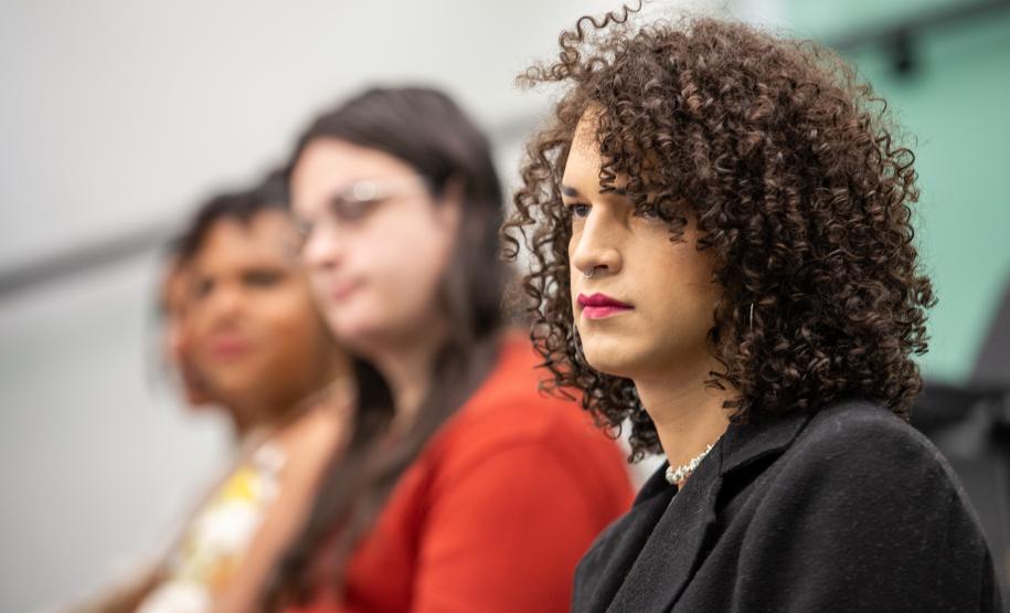 Mulher trans aguarda atendimento no Mutirão meu Nome Meu Direito da DPE-PR.