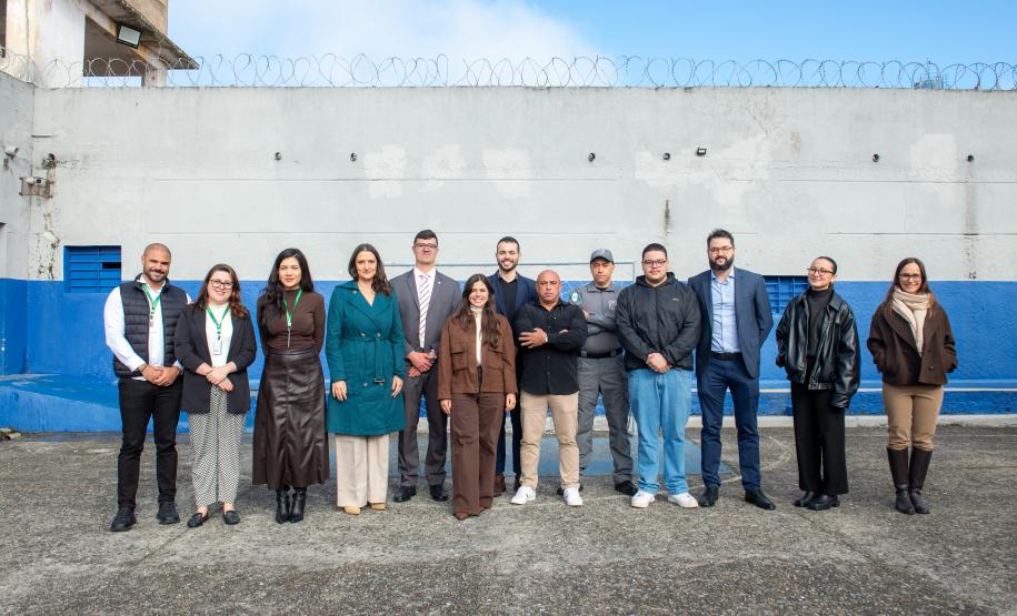 Autoridades e servidores envolvidos no projeto Casando Direitos posam para foto.