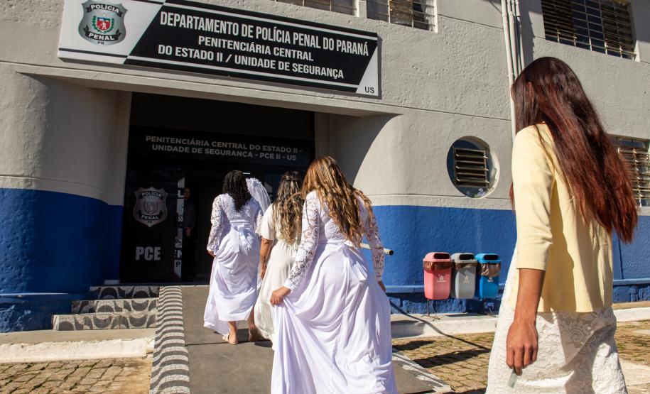 Noivas chegam à Penitenciária para projeto Casando Direitos.