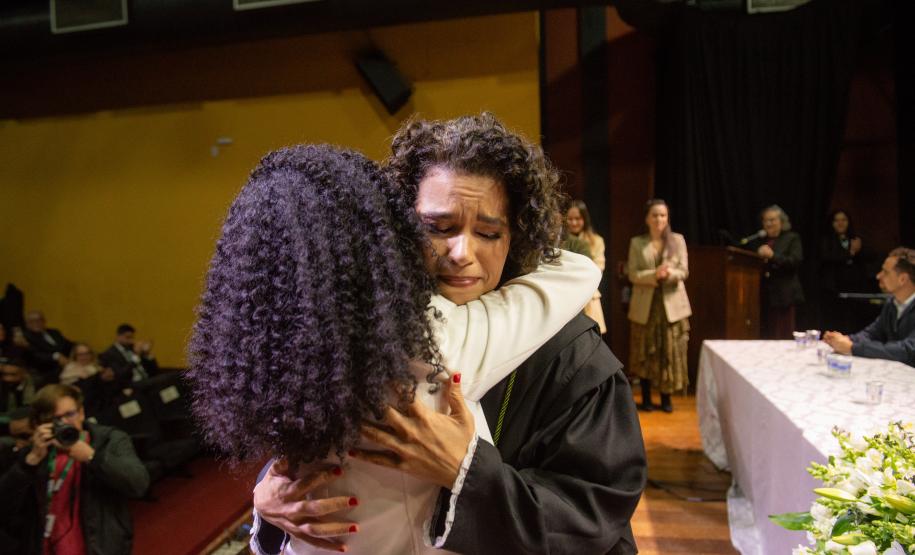A cerimônia de posse foi muito emocionante. Na foto, defensora empossada abraça familiar durante a cerimônia.