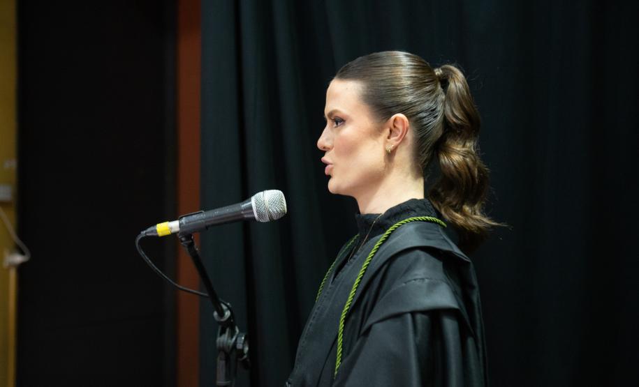 Defensora empossada faz discurso durante a cerimônia.