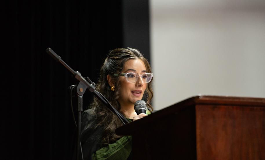 Defensora Pública empossada faz discurso durante a posse.