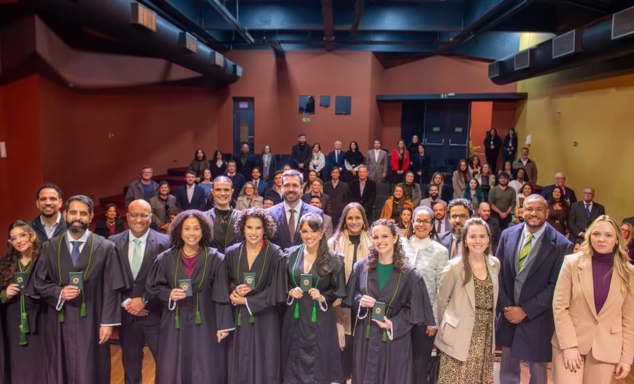Todos os presentes posam em foto no palco ao fim da cerimônia.