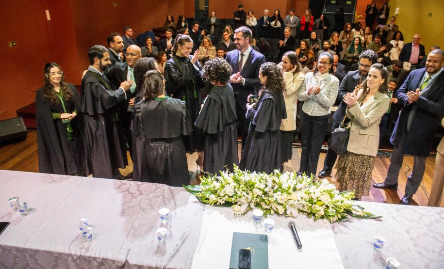Imagem mostra todos se cumprimentando ao fim da cerimônia.