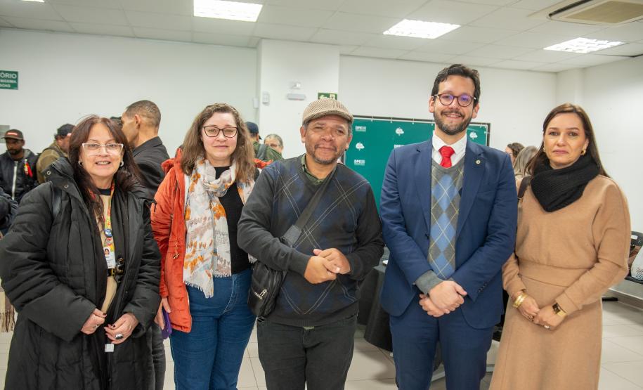 O Defensor Público Antonio Vitor Barbosa de Almeida posa ao lado de lideranças do Movimento Pop Rua. Ele é o coordenador do Núcleo da Cidadania e Direitos Humanos da Defensoria Pública do Estado do Paraná.