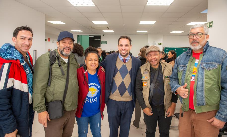 O Ouvidor Marcel Jeronymo posa ao lado de lideranças do Movimento Pop Rua.