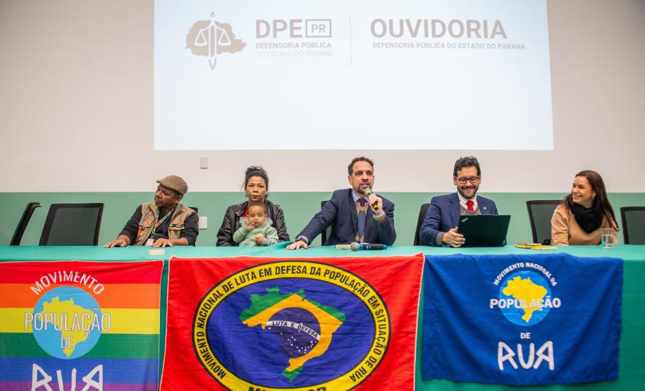 Imagem mostra a mesa diretora com as autoridades presentes.