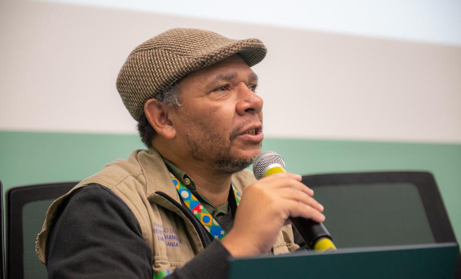 Anderson Lopes Miranda fala ao microfone. Ele é o presidente e coordenador-geral do Comitê Intersetorial de Acompanhamento e Monitoramento da Política Nacional para População em Situação de Rua (CIAMP-Rua Nacional), vinculado ao Ministério dos Direitos Humanos e da Cidadania (MDHC)