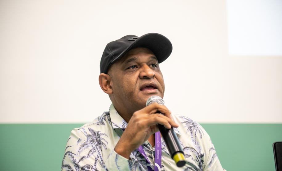 Leonildo Monteiro fala ao microfone. Ele é membro da coordenação do Movimento Nacional da População de Rua.