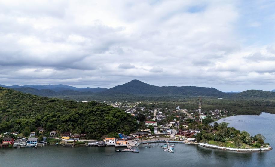 Imagem mostra a cidade de Guaraqueçaba vista de cima.