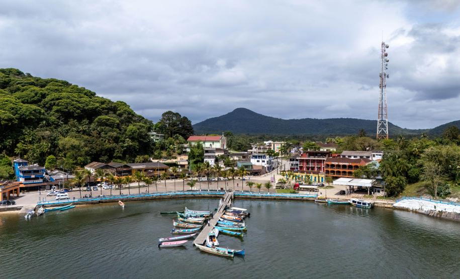 Imagem mostra a cidade de Guaraqueçaba vista de cima.