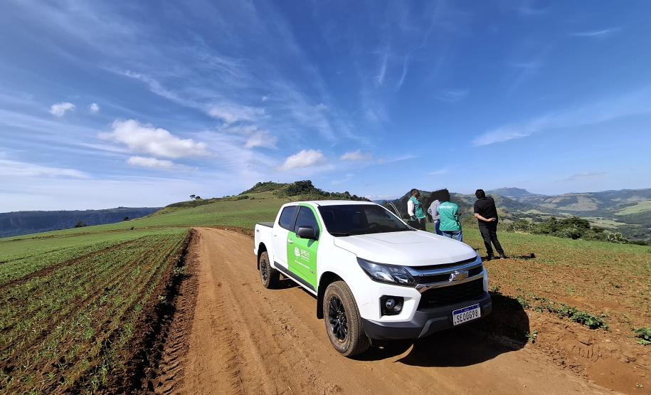 Equipe da Defensoria verifica o local de algumas das reivindicações dos indígenas.
