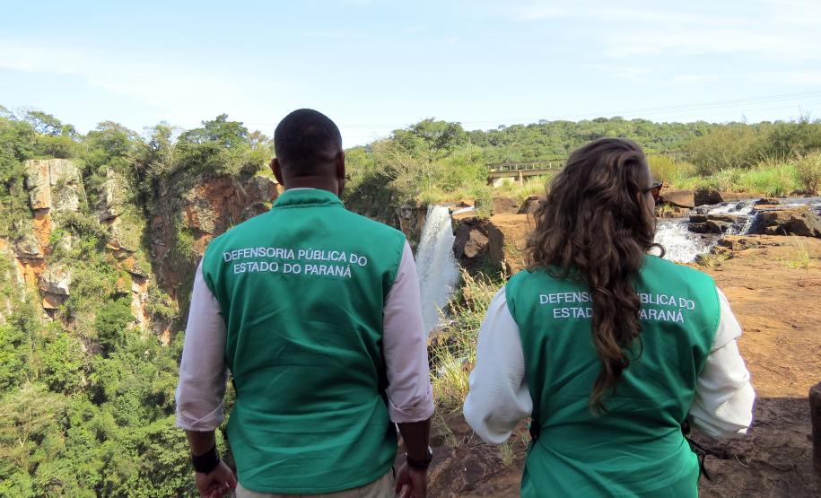Equipe da Defensoria verifica o local de algumas das reivindicações dos indígenas.