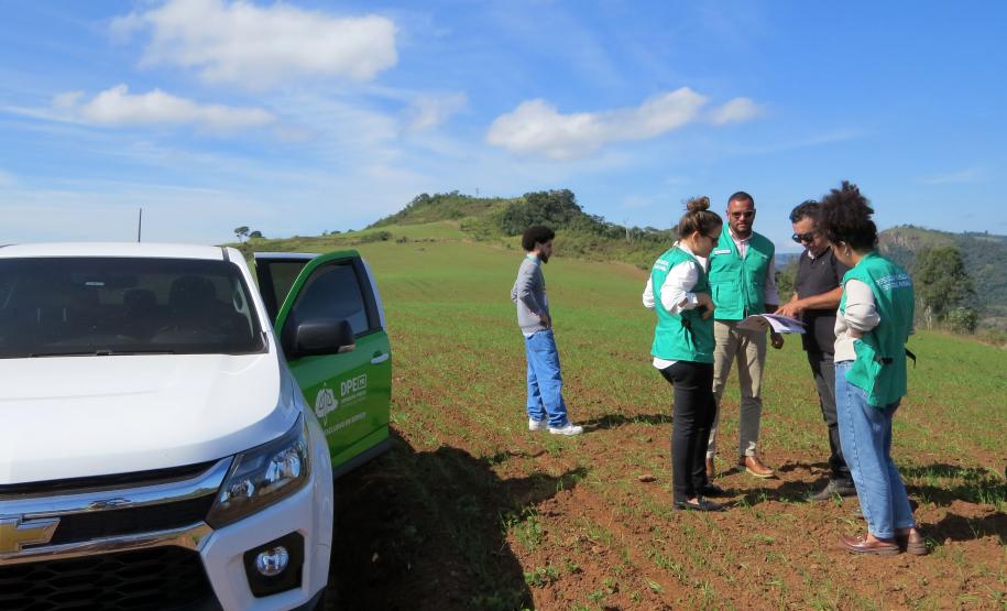 Equipe da Defensoria verifica o local de algumas das reivindicações dos indígenas.