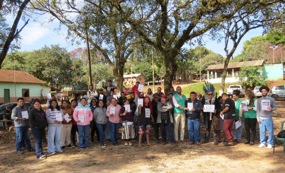 Comunidade posa ao lado da equipe da Defensoria Pública do Paraná.