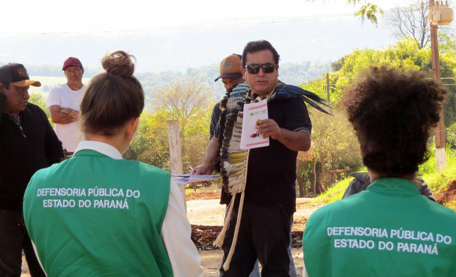 Cacique da Terra Indígena faz fala durante a consulta realizada pelos defensores públicos.