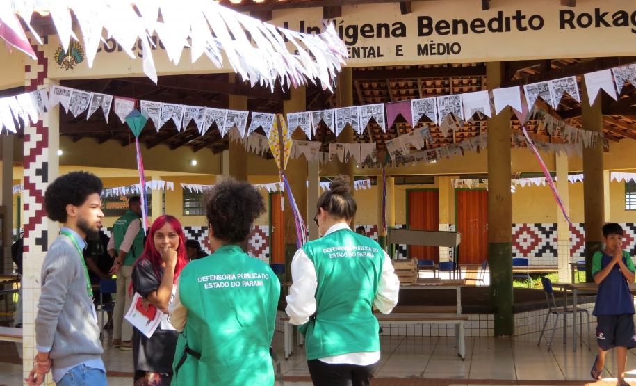 Equipe da Defensoria verifica o local de algumas das reivindicações. Na foto, escola indígena dentro do território.