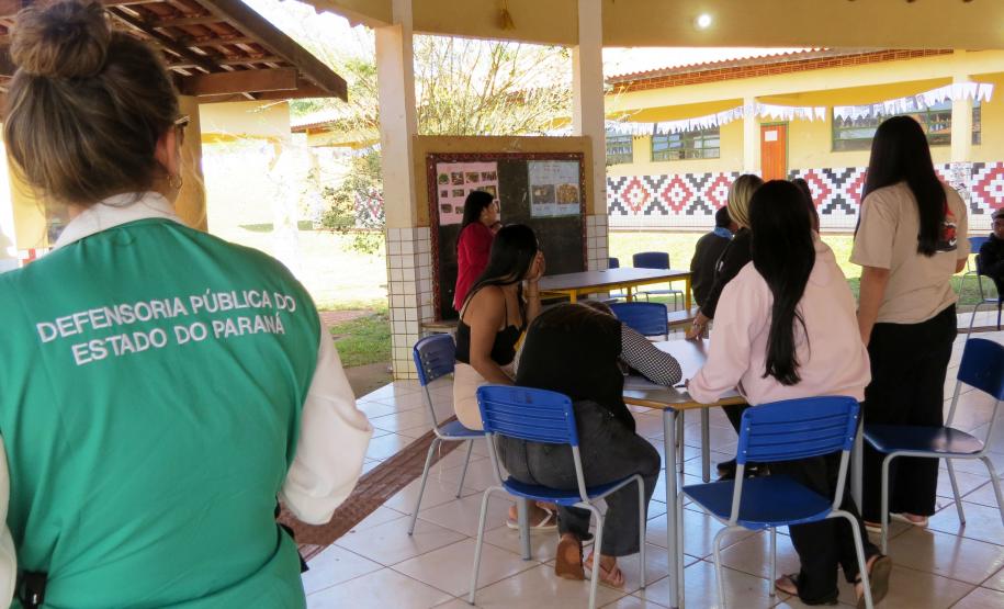Imagem mostra o Protocolo sendo apresentado na escola indígena.