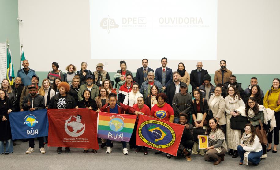 Imagem mostra todos os participantes juntos ao fim do evento.