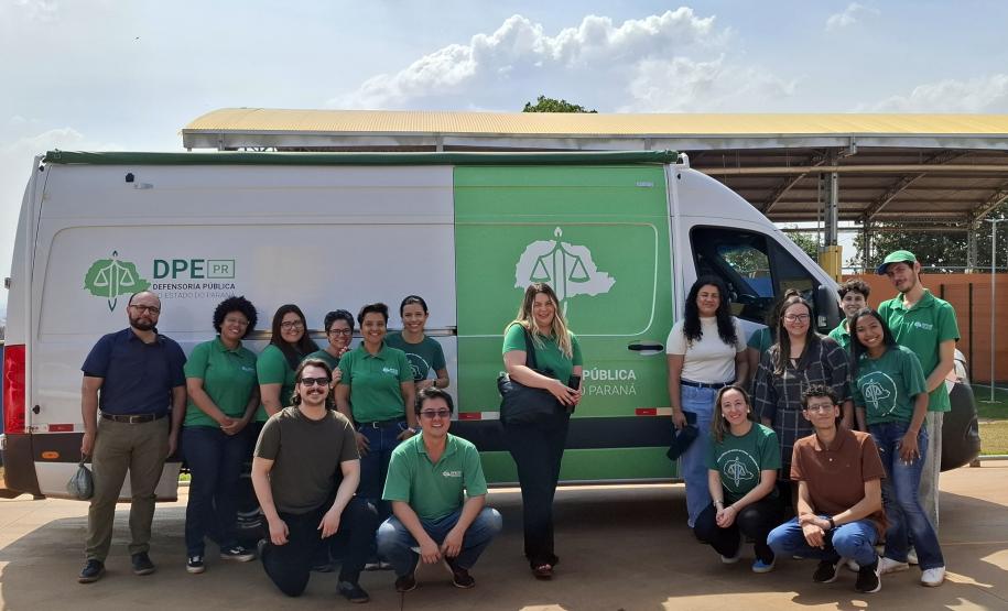 Equipe da Defensoria posa em frente à Van de Direitos.