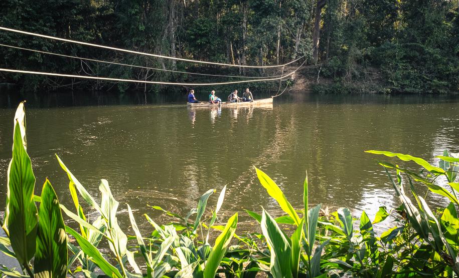 O acesso a comunidade do Quilombo Estreitinho é feita com um barco de tração de polia.