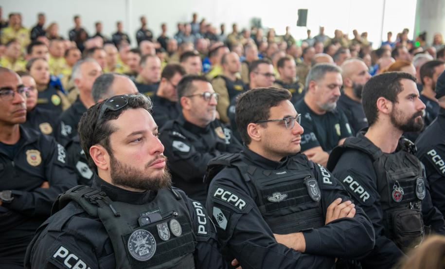 Oficiais acompanham o evento.