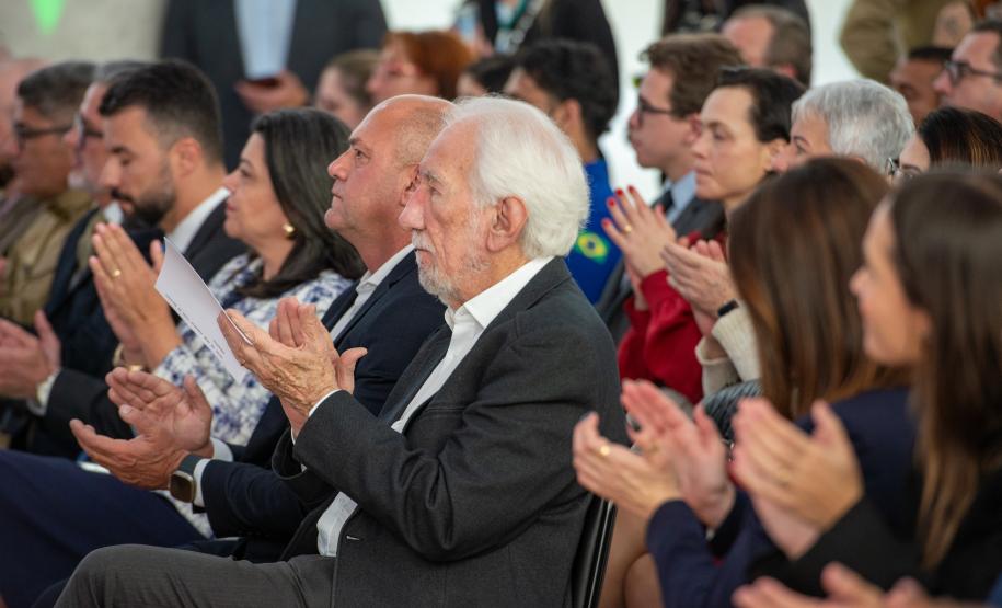Imagem em detalhe mostra o vice-governador Darci Piana aplaudindo discurso durante lançamento do NUSEG.