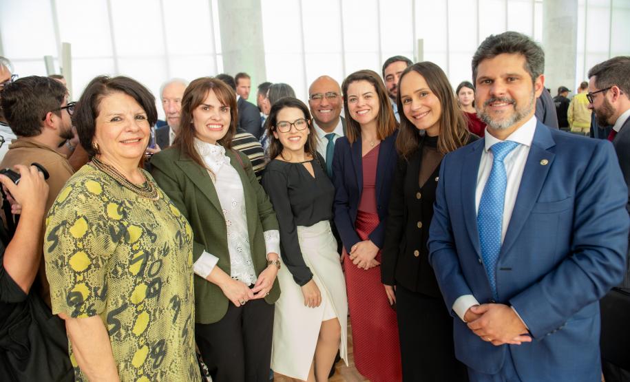 Defensores públicos posam para fotografia.